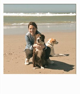 Promeneuse canine avec ses deux chiens lors d'une promenade