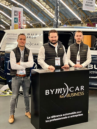 Equipes Bymycar devant un comptoir de présentation