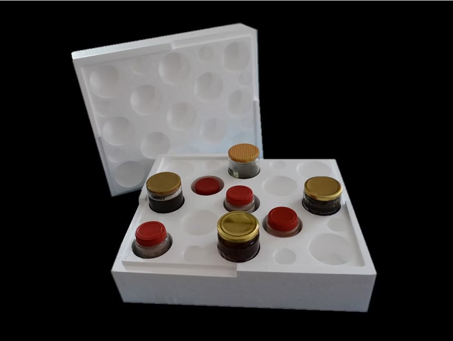 Maksimum Koruma: Kavanozu her yönden saran özel yuvalar, camın camla veya kutuyla temasını keserek kırılma riskini ortadan kaldırır.

Isı Yalıtımı: Dış ortam sıcaklığından etkilenmez; ürünlerinizin bozulmadan, oda sıcaklığında teslim edilmesini sağlar.

Maliyet Avantajı: Ekstra balonlu naylon (patpat) veya dolgu malzemesi gerektirmez, paketleme süresini %80 hızlandırır.

Hafiflik: Ürüne yük bindirmez, kargo desi maliyetlerinizi minimumda tutar.

Uygulama: 500 gr ve 1000 gr standart kavanoz ölçülerine tam uyumlu tekli, ikili ve altılı set seçenekleri.