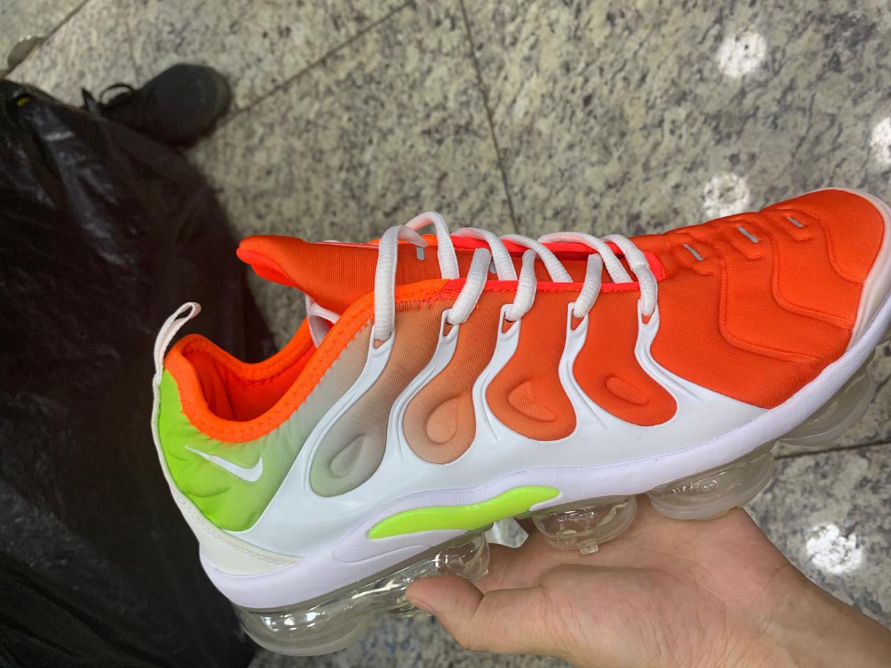 TÊNIS NIKE VAPORMAX PLUS BRANCO LARANJA VERDE