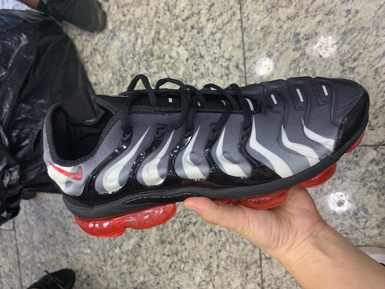 TÊNIS NIKE VAPORMAX PLUS PRETO BRANCO E VERMELHO