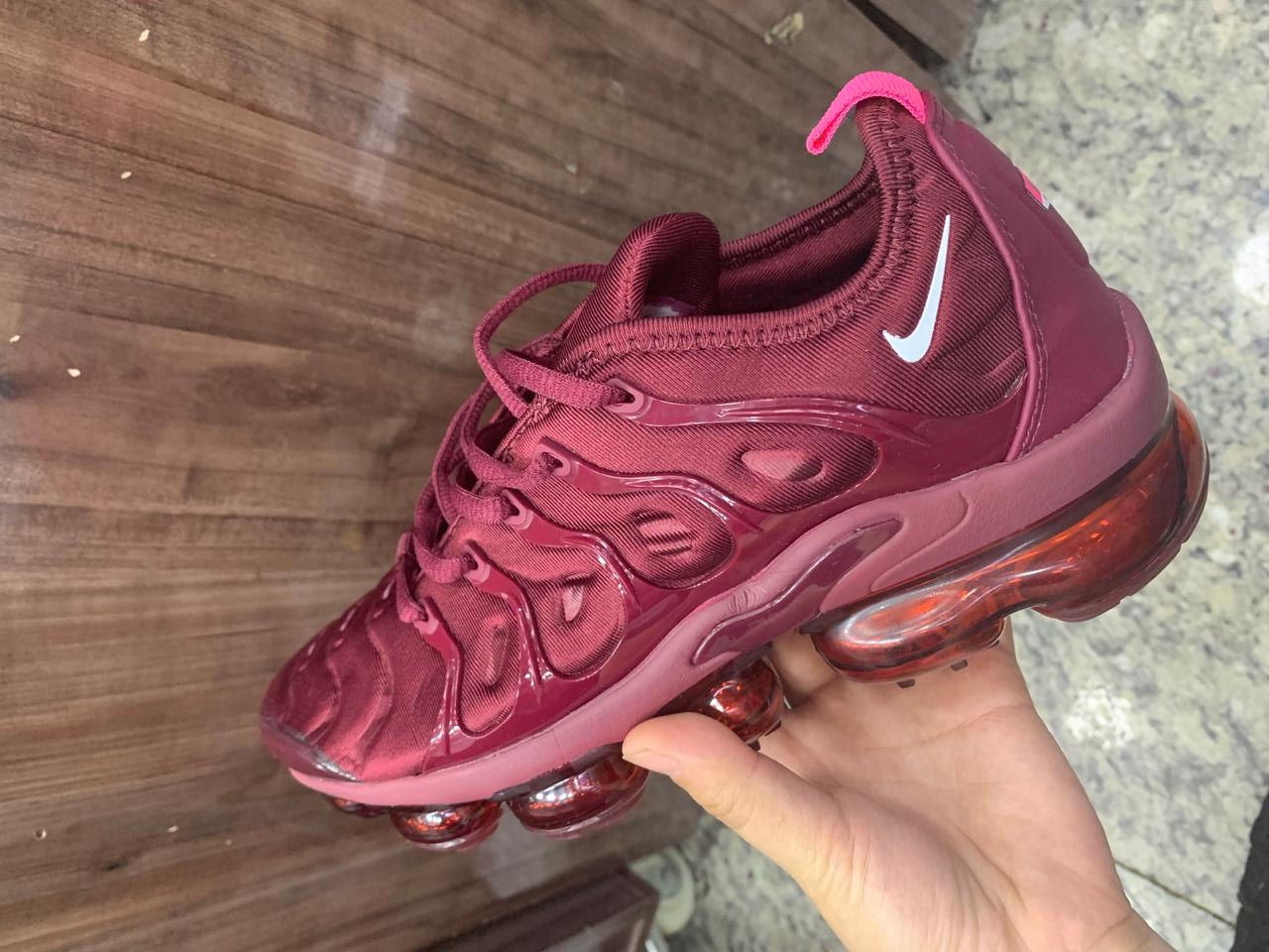 TÊNIS NIKE VAPORMAX PLUS VINHO