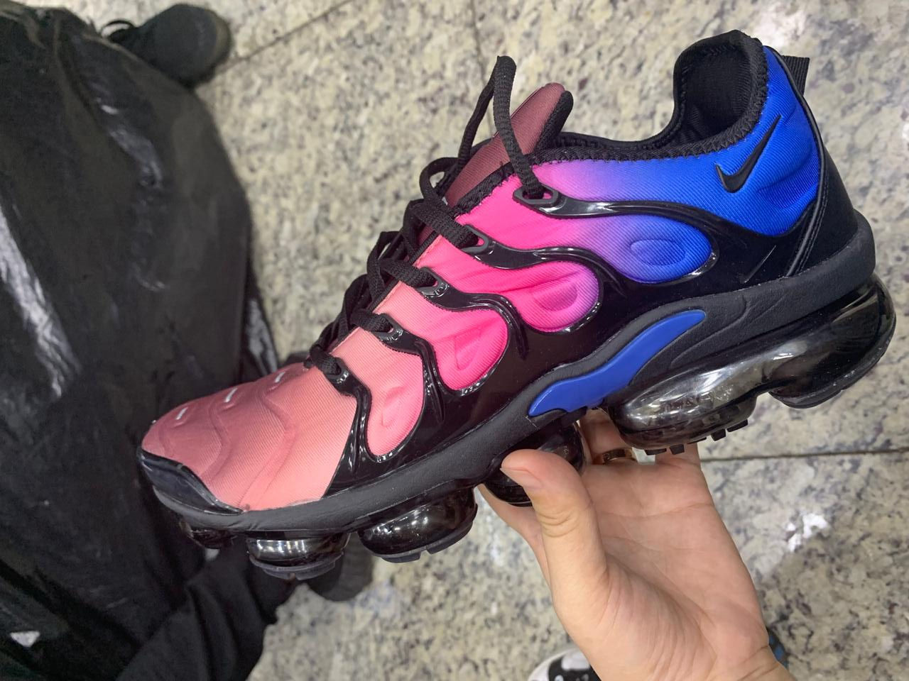 TÊNIS NIKE VAPORMAX PLUS AZUL ROSA E PRETO