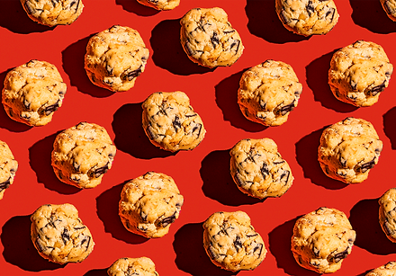 Bolinhas de massa de cookie antes de assar.