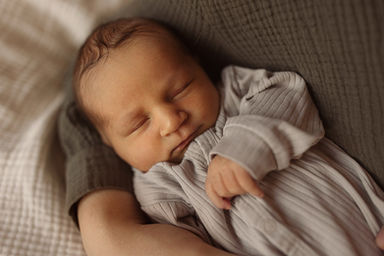 Schlafendes_Baby_beim_Homeshooting_mit_SinjaWalloschek_von_Seelengrafie