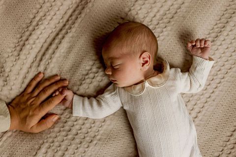 Mutters_hand_beim_Neugeborenenshooting_mit_SinjaWalloschek_von_Seelengrafie