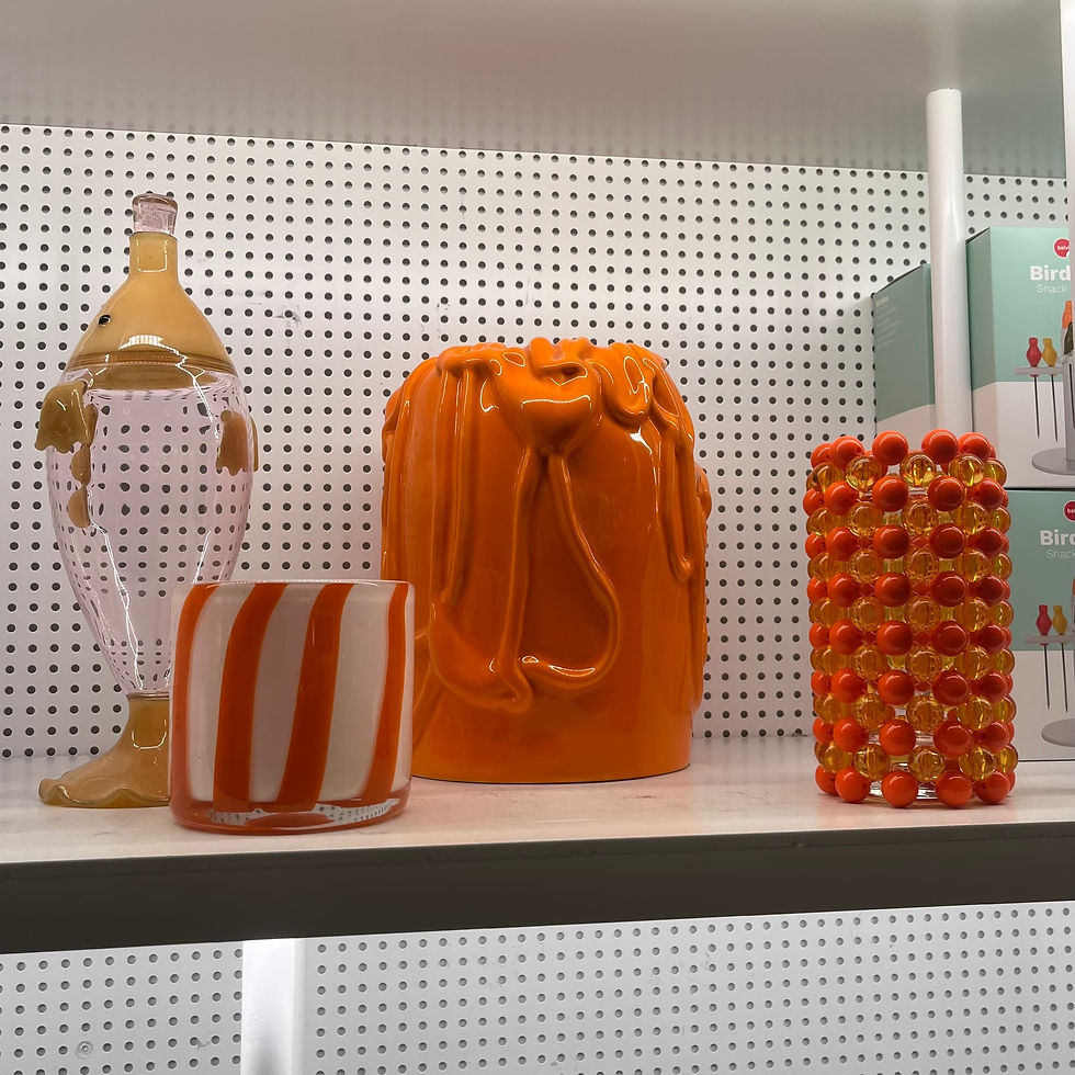 Thumbnail: vase en perles orange nini dans boutique