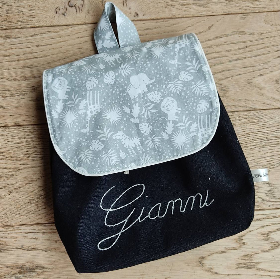 sac à dos bébé personnalisé en denim noir bio et rabat en coton bio à motifs animaux de la jungle gris