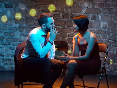 Élèves jouant une scène de théâtre au Théâtre de Nesle Paris - La Machine Infernale