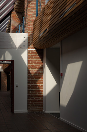 Indvendig overgang mellem murværk og trækonstruktion i det ombyggede rådhus.