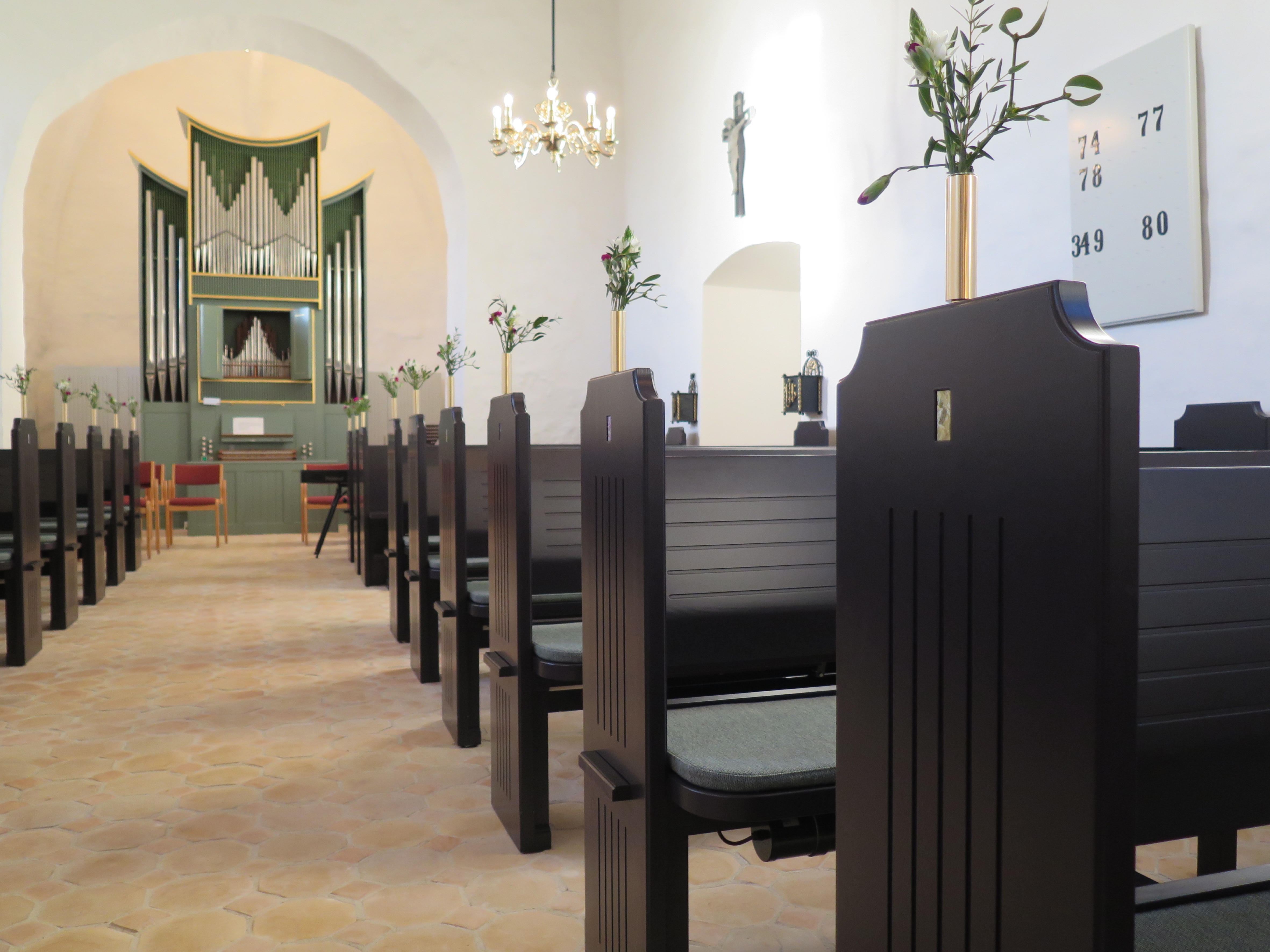 Bænke og Orgel