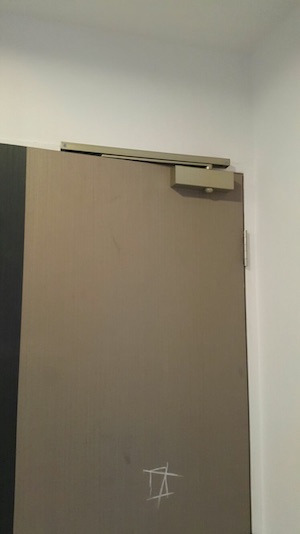 Cierra Puertas Micel MC02 - Resorte Dorado De Aluminio, 20x3 Cm, Soporta Hasta 45 Kg, Incluye Kit De Montaje