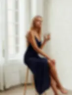 Luxusní hedvábná noční košilka s tenkými ramínky a jemným leskem látky