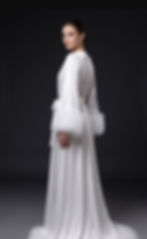 svatební hedvábný župan dlouhý – detail boční siluety s tylovým zakončením rukávů