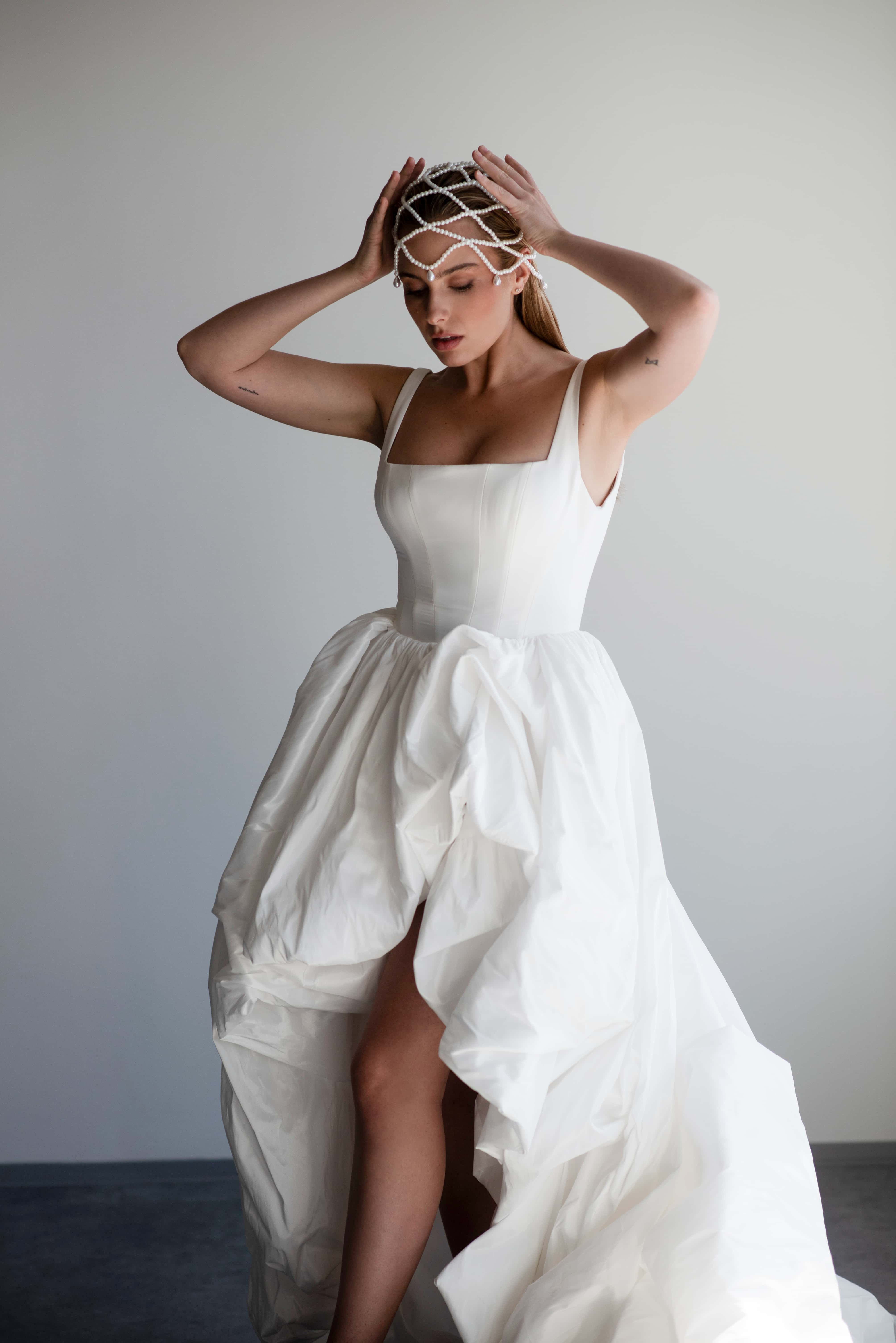 svatební perlová čelenka ve stylu headpiece na hlavě nevěsty s výraznou strukturou