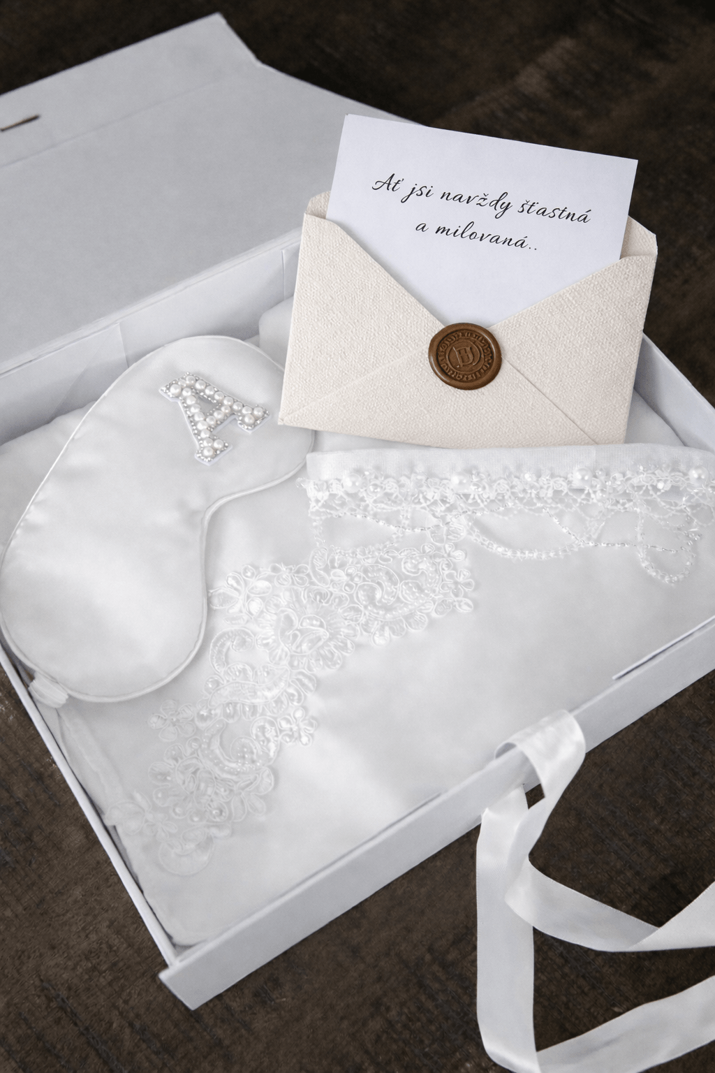 svatební dárkový box pro nevěstu s hedvábným županem, maskou na spaní a kartičkou s přáním