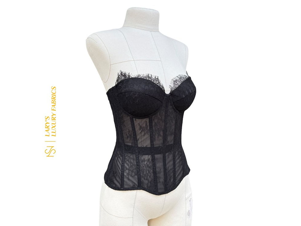 luxusní černý krajkový korzet s kosticemi na figuríně – přední pohled
