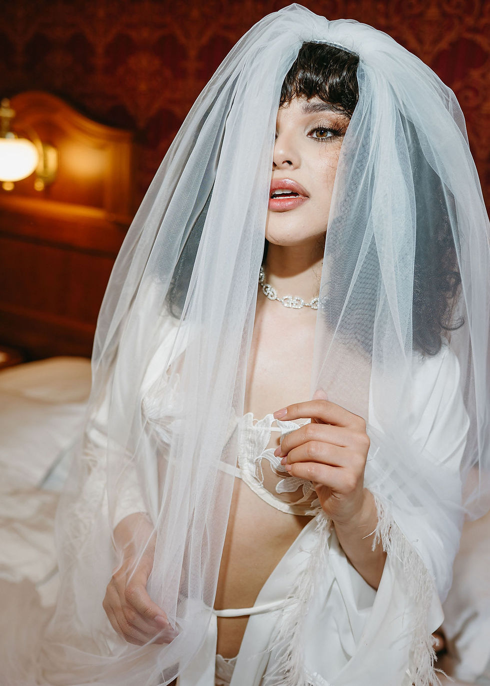 svatební tylový závoj pro nevěstu s výšivkou detail portrétu přes obličej