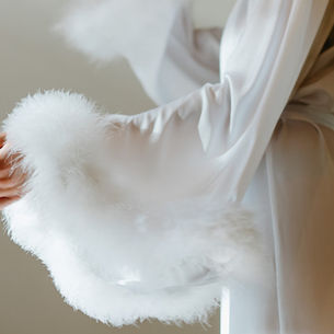 Žena ve svatebním županu