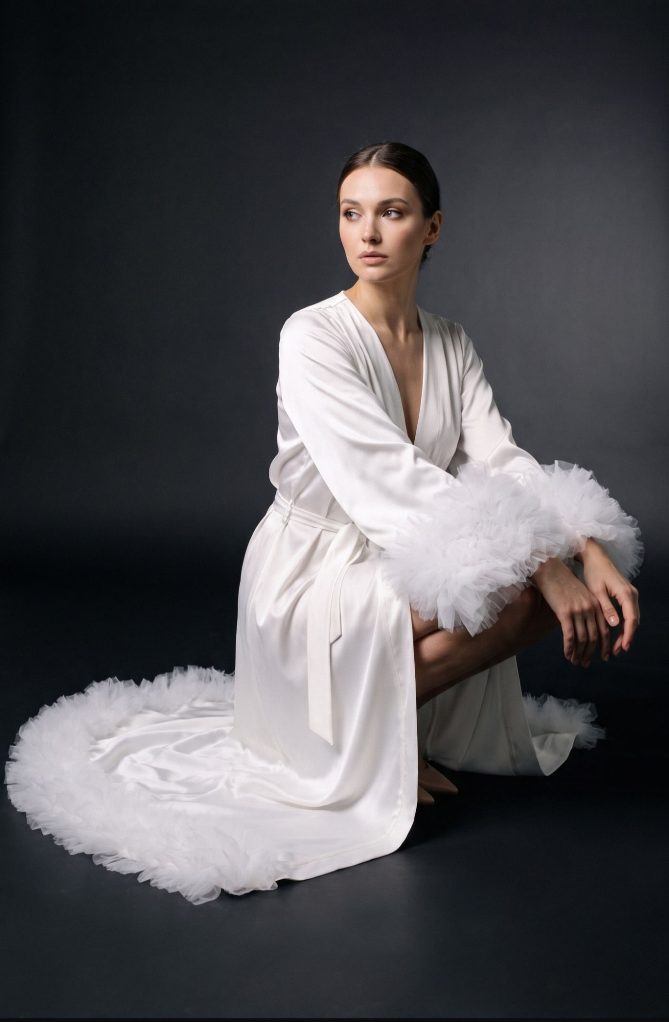 luxusní svatební župan z hedvábí s tylovými rukávy – sedící nevěsta