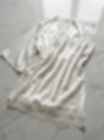 hedvábná svatební košilka s krajkou detail na posteli