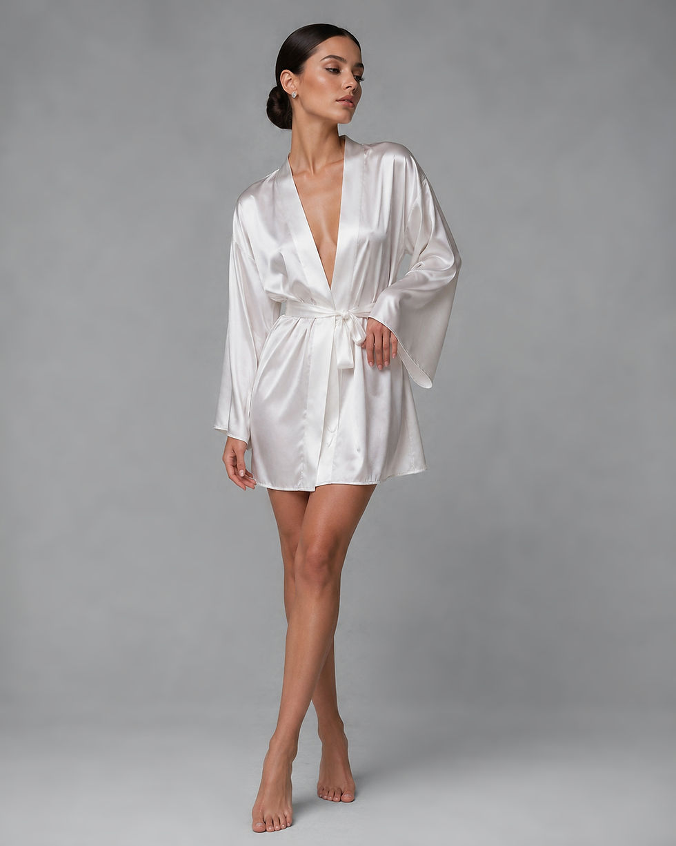 Krátký hedvábný svatební župan Essence na modelce, pohled zepředu