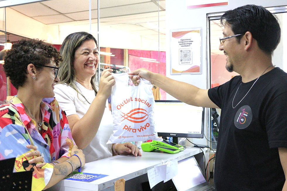 Pessoas em projetos sociais e cursos gratuitos em Osasco.