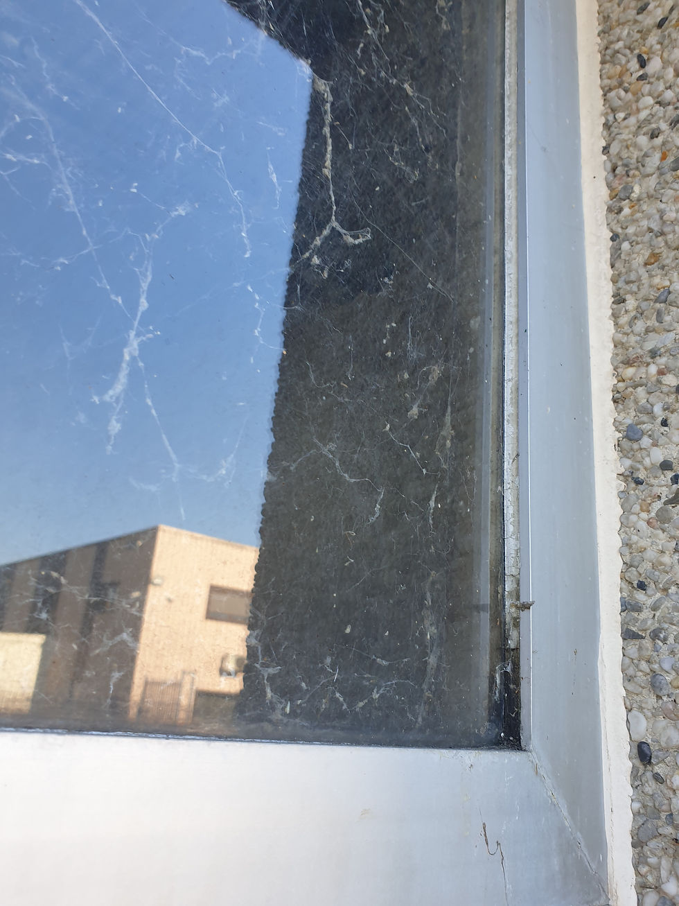 Mastiek tussen glas en kozijn