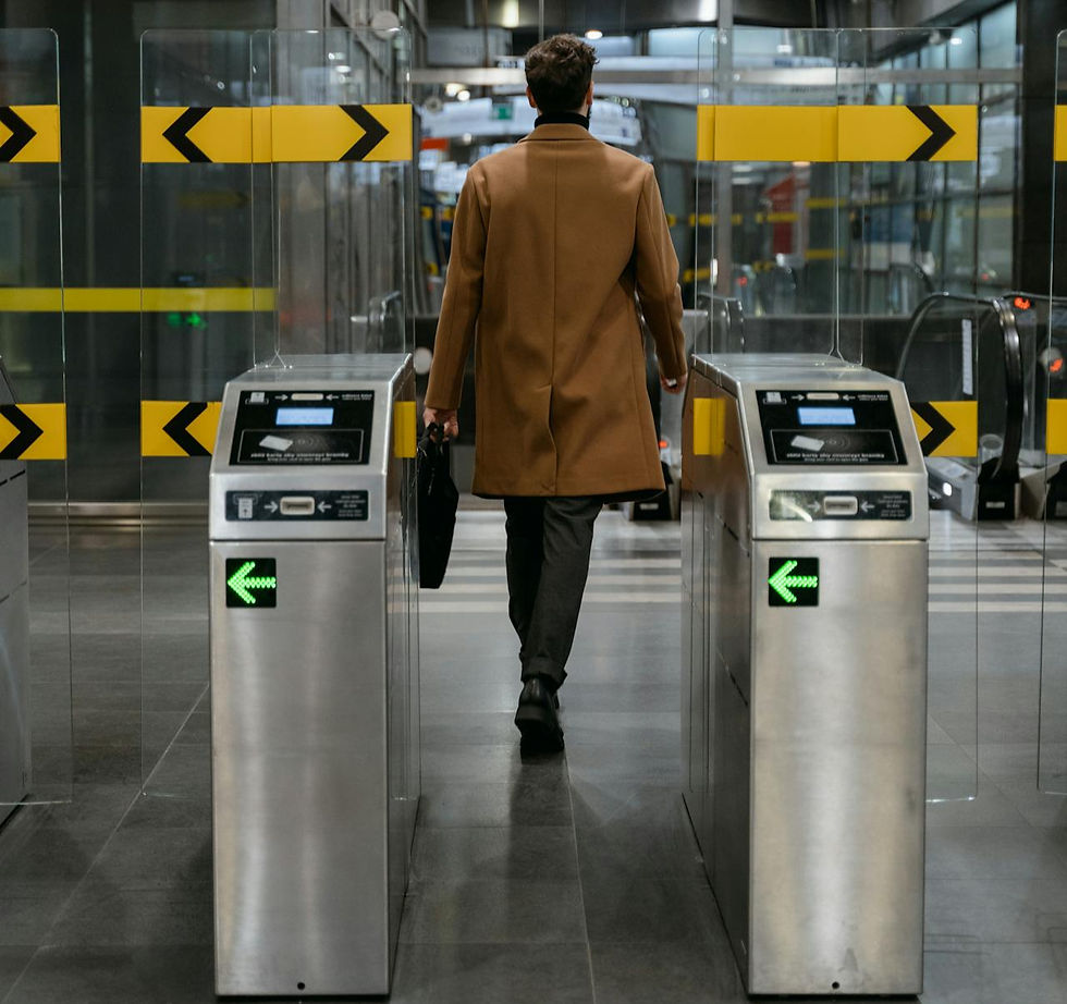 Persona ingresando al sistema de transporte público