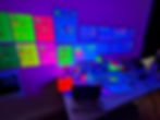 Table de travail et expérimentations de matières fluorescentes