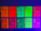 Nuanciers et essais de peinture fluorescente sous lumière ultraviolette