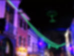 Installation de fils verts fluorescents au-dessus d’une rue