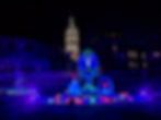 Installation lumineuse au pied du beffroi, de nuit