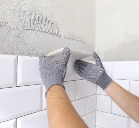 En kakelsättare i arbete