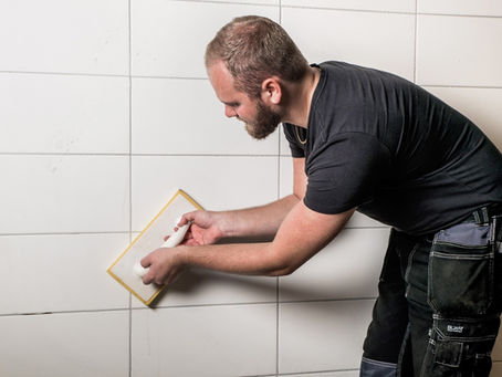Plattsättare som arbetar med kakel