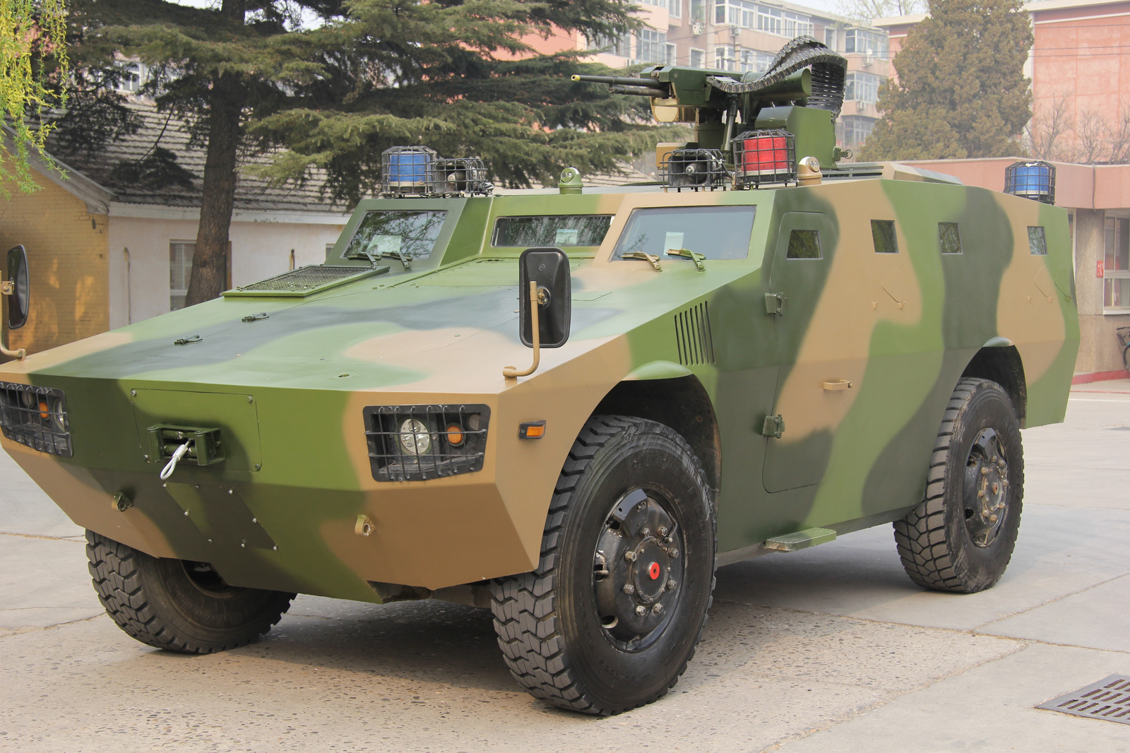 High-mobility off-road anti-riot police vehicle