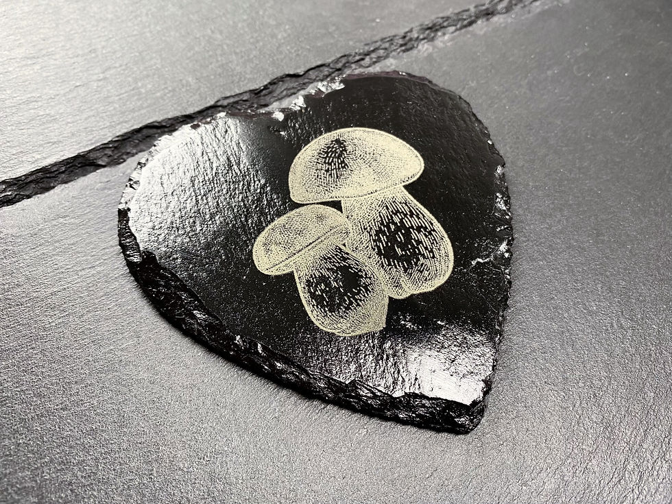 Schieferplatte Untersetzer mit Pilz-Gravur, herzform, handgemachte Geschenkidee von FungiCarve, Pilzvergnügt, Stefan Marxer