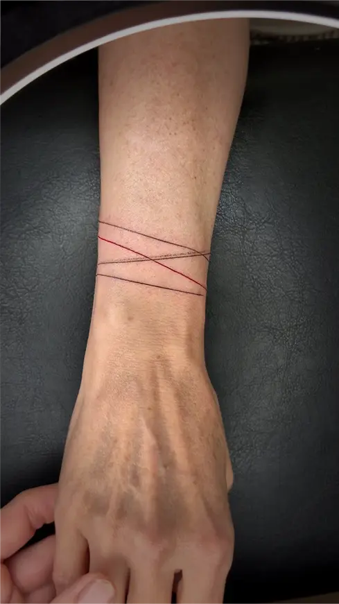abstraktni-linie-na-ruku-barbora-kohout-tattoo