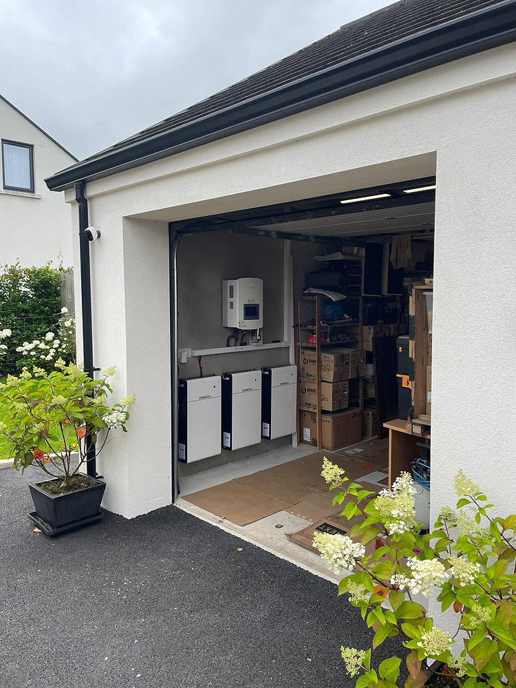 Realistische thuisbatterijen en omvormer gemonteerd in een garage