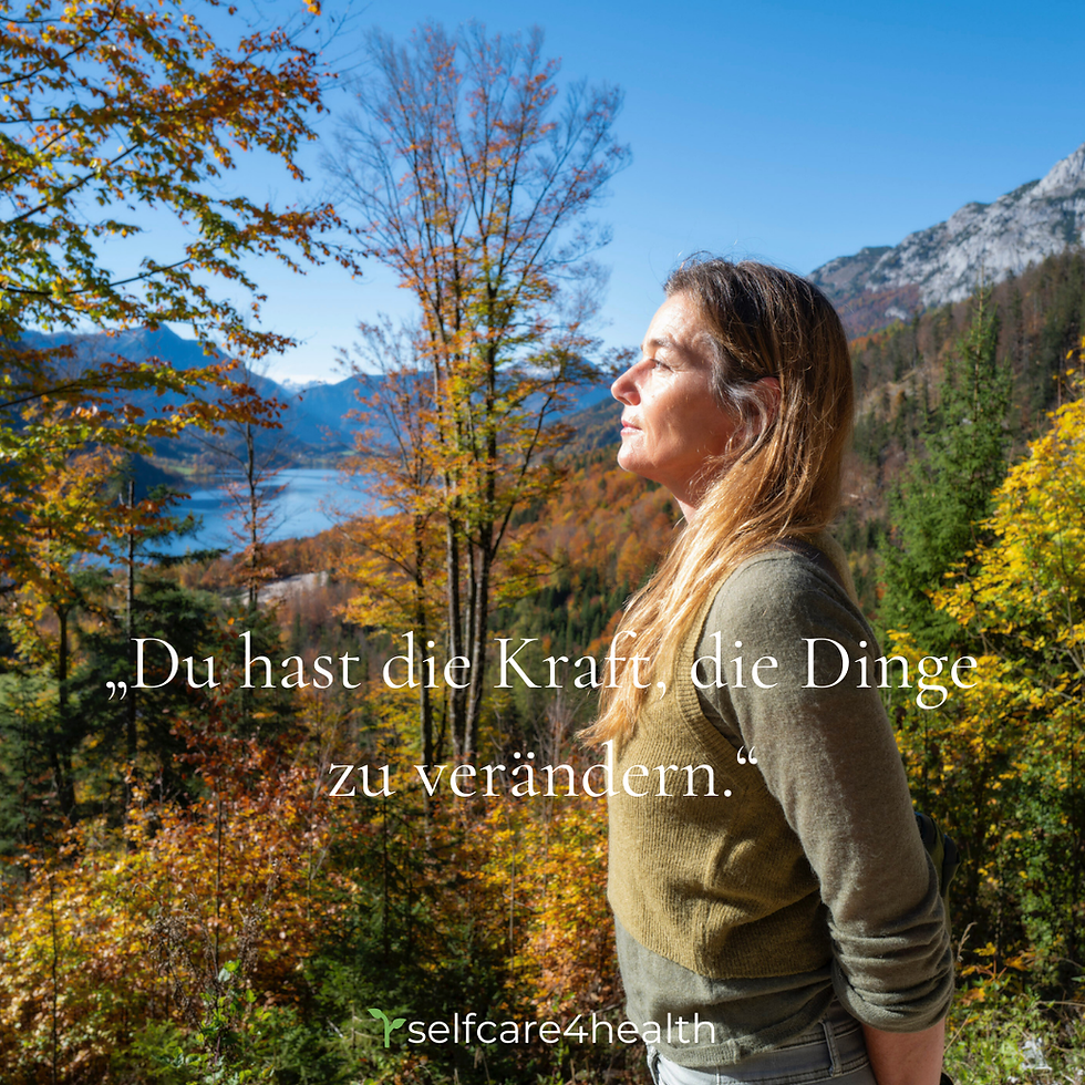 Frau in den Bergen Herbst