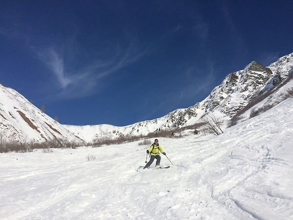 Skieur en montée avec des peaux pendant une sortie de ski de randonnée particulière à Chamonix
