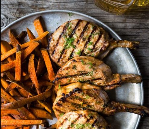 Côte échine et frites de patate douce au four et aux herbes de provences