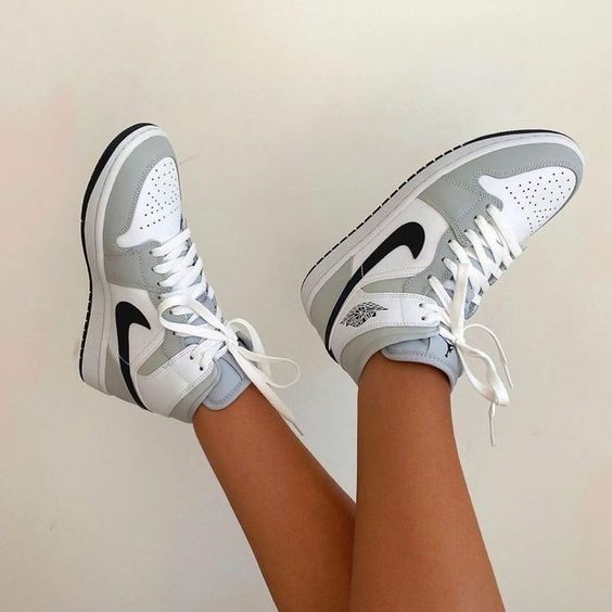 Menina-usando-tenis-Nike-Air-Jordan-1-aparece-apenas-suas-pernas-levantadas-para-cima-e-os