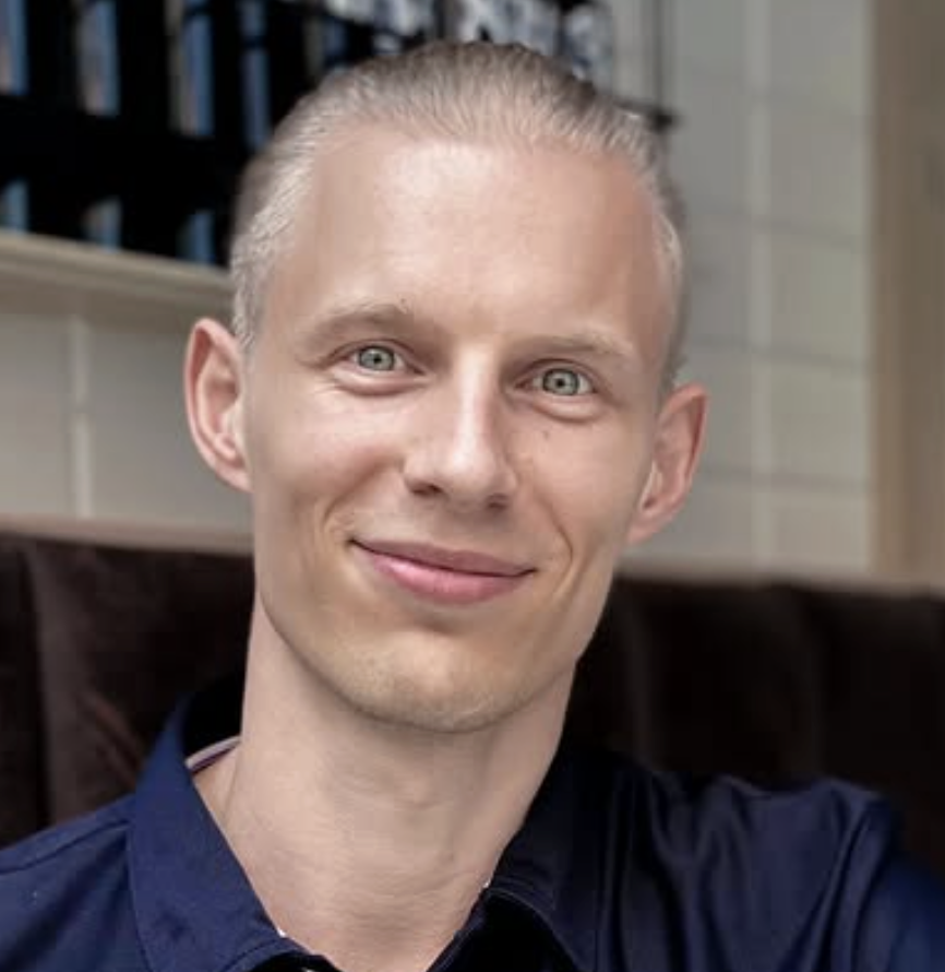 Artur Becker.png