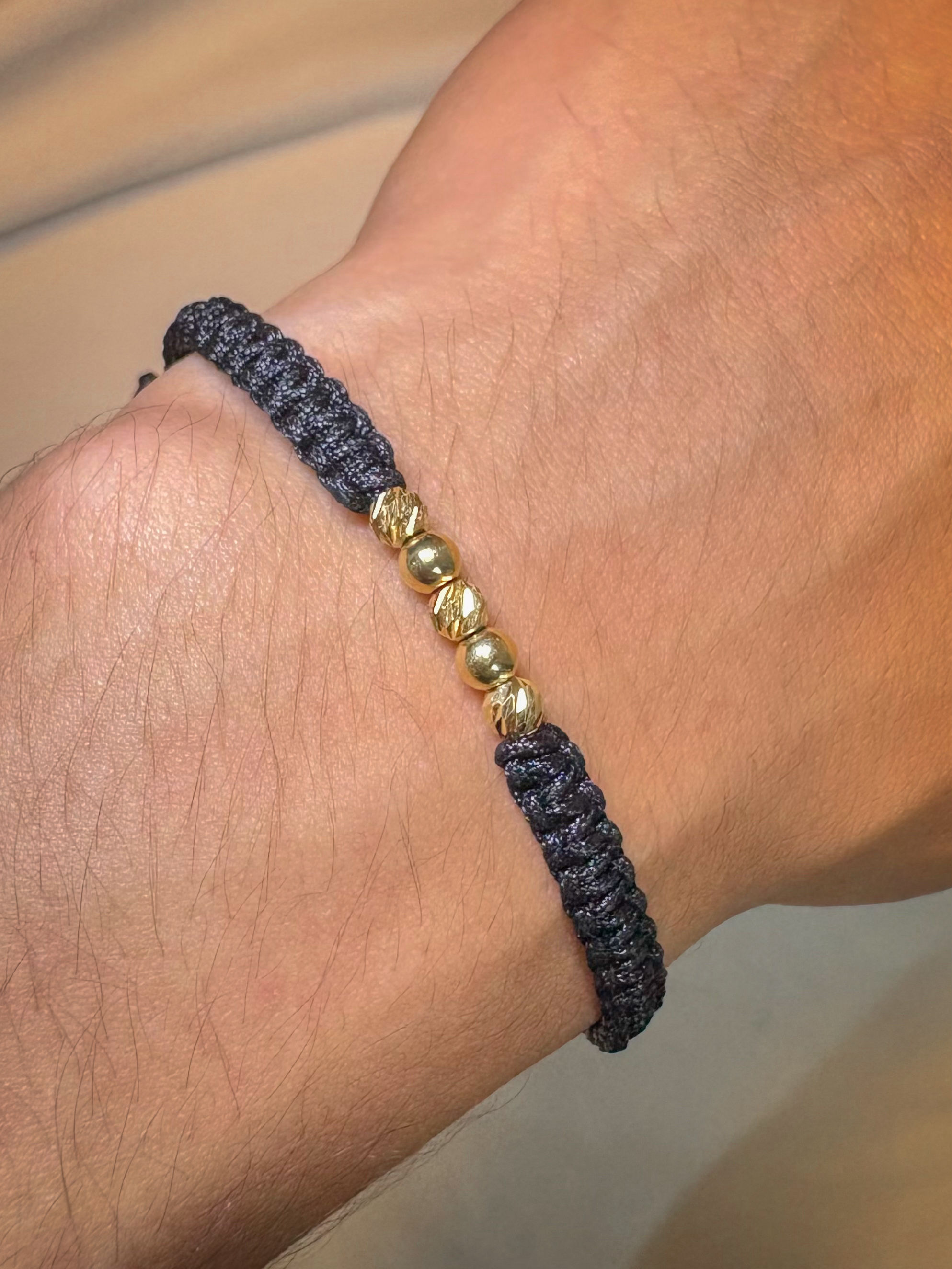PULSERA EN HILO NEGRO CON BOLAS LISAS / DIAMANTADAS / ORO AMARILLO 18K