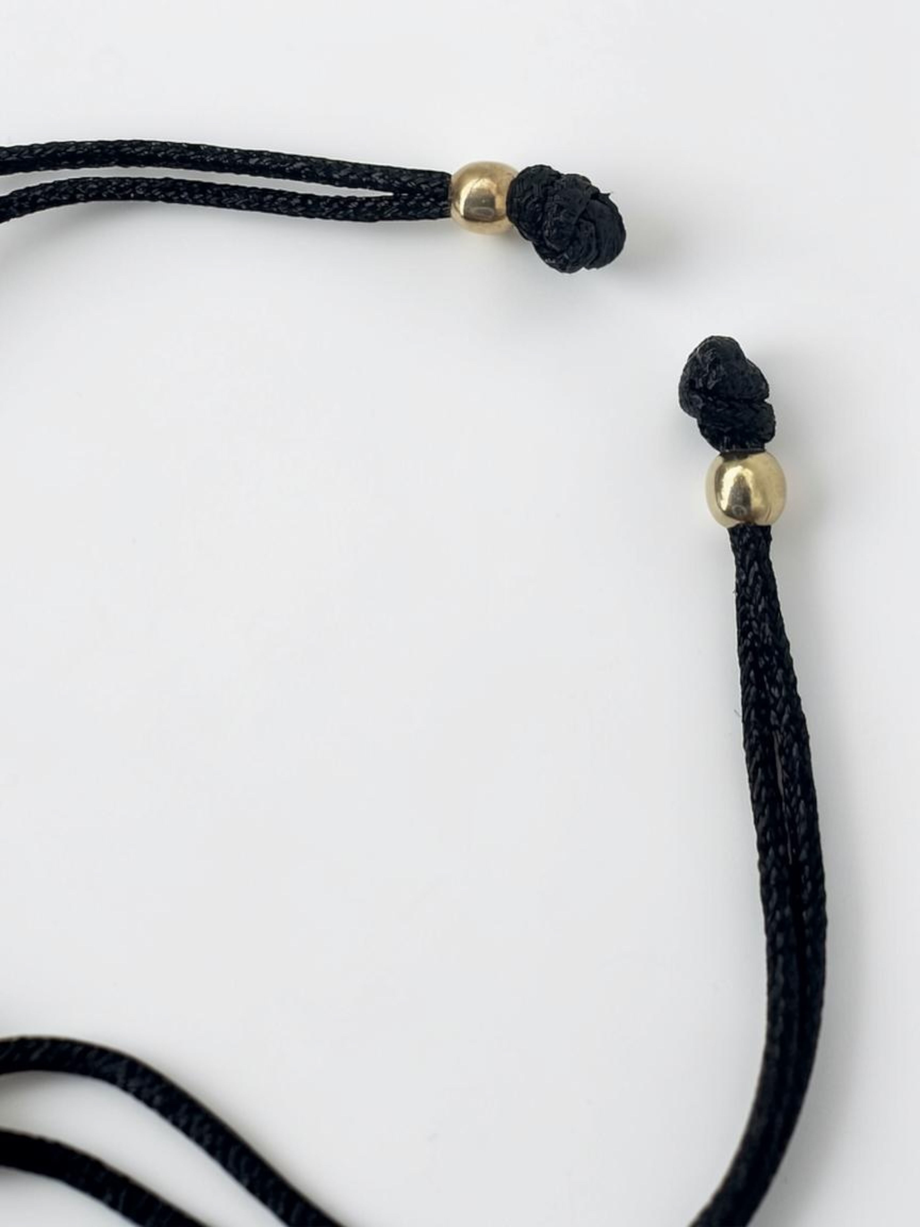PULSERA SOL EN HILO NEGRO CON BOLAS LISAS / DIAMANTADAS / ORO AMARILLO 18K