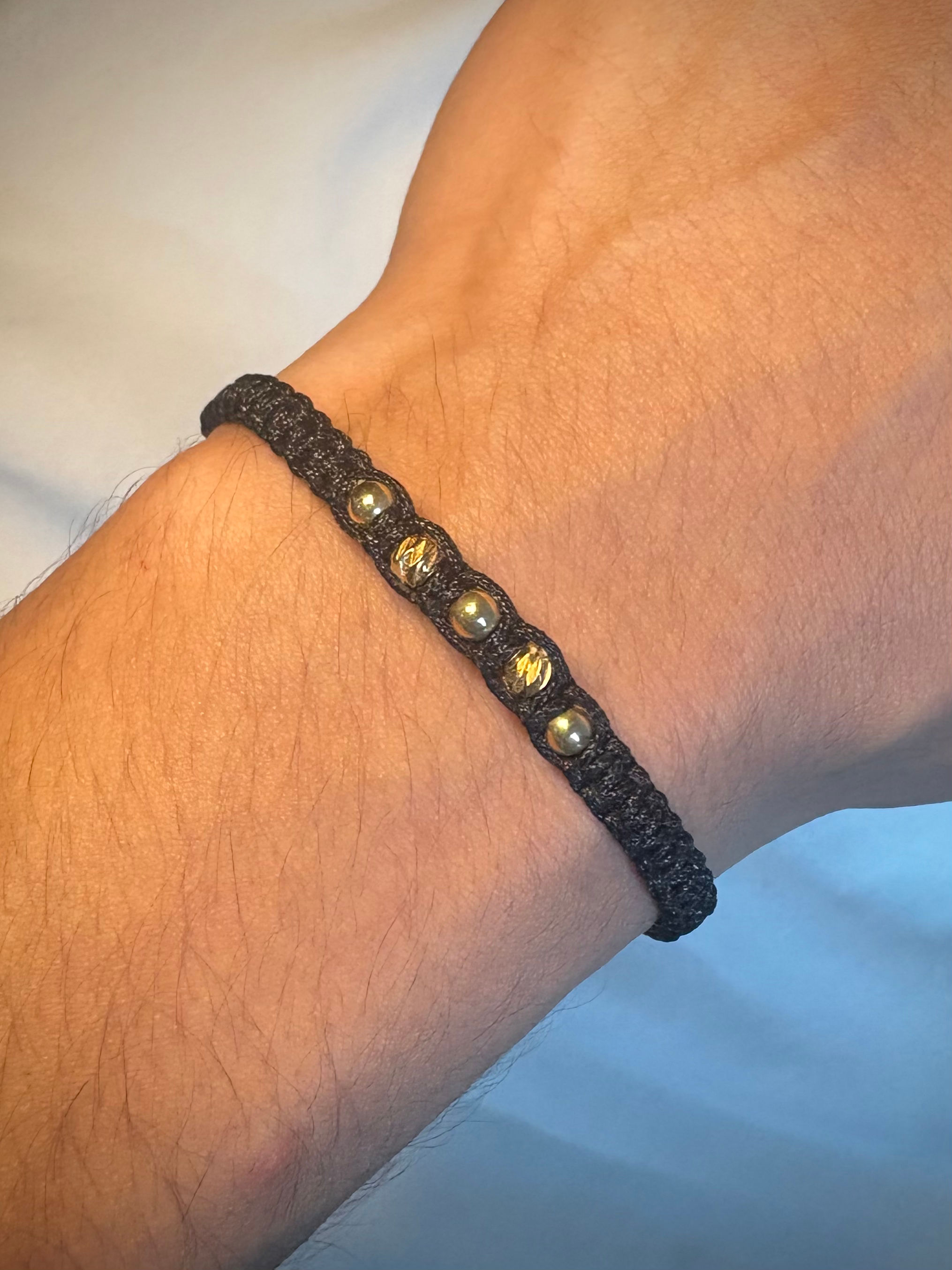 PULSERA SINFONÍA EN HILO NEGRO CON BOLAS LISAS / DIAMANTADAS / ORO LAMINADO 18K