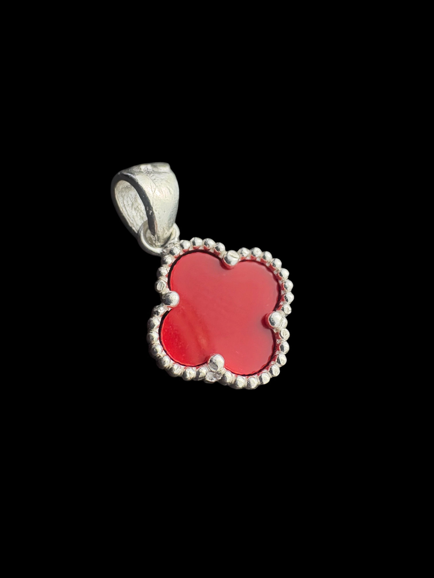 DIJE TREBOL ROJO / LARGO 1.5CM / PLATA