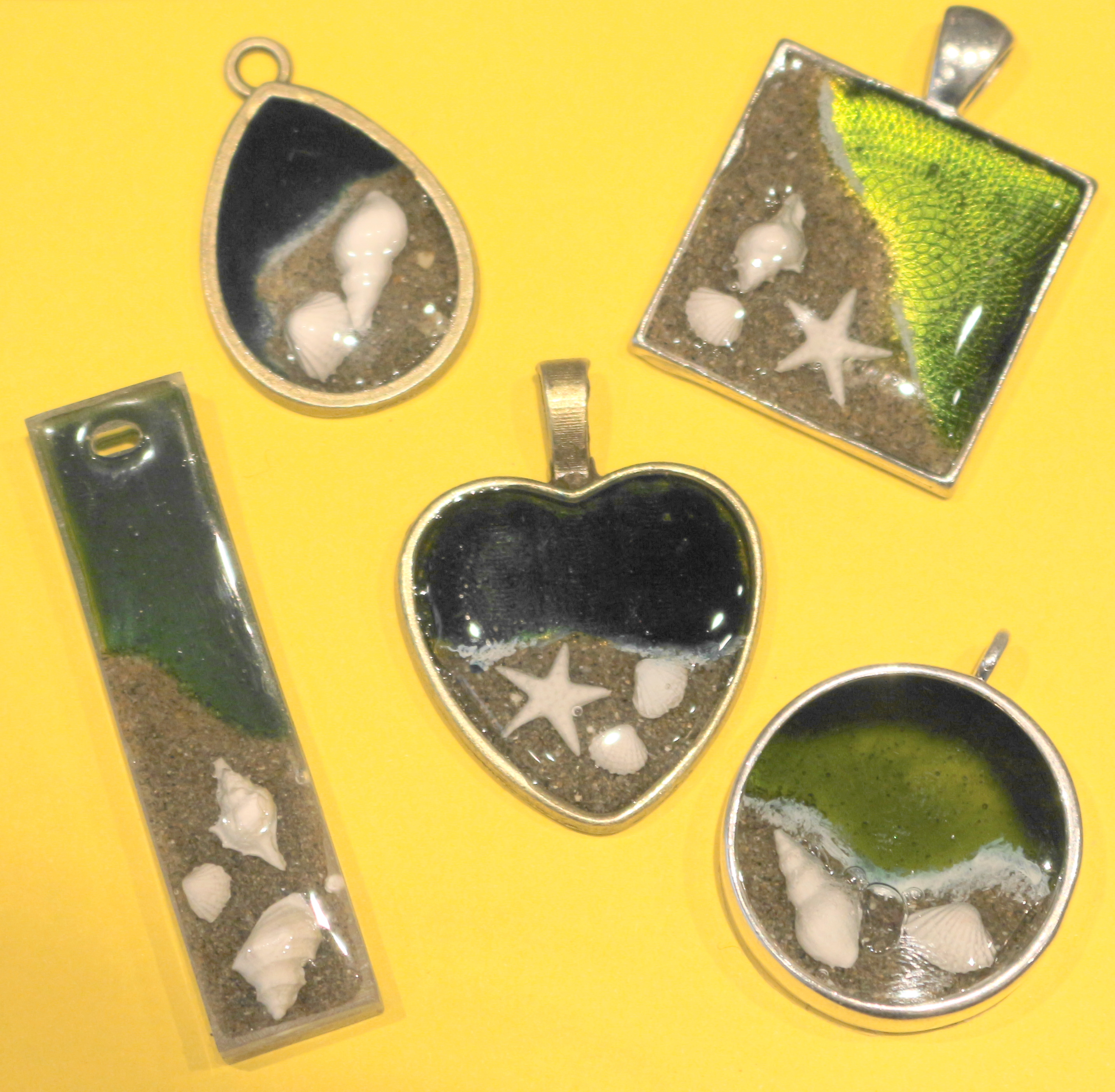Pendentifs en résine mer