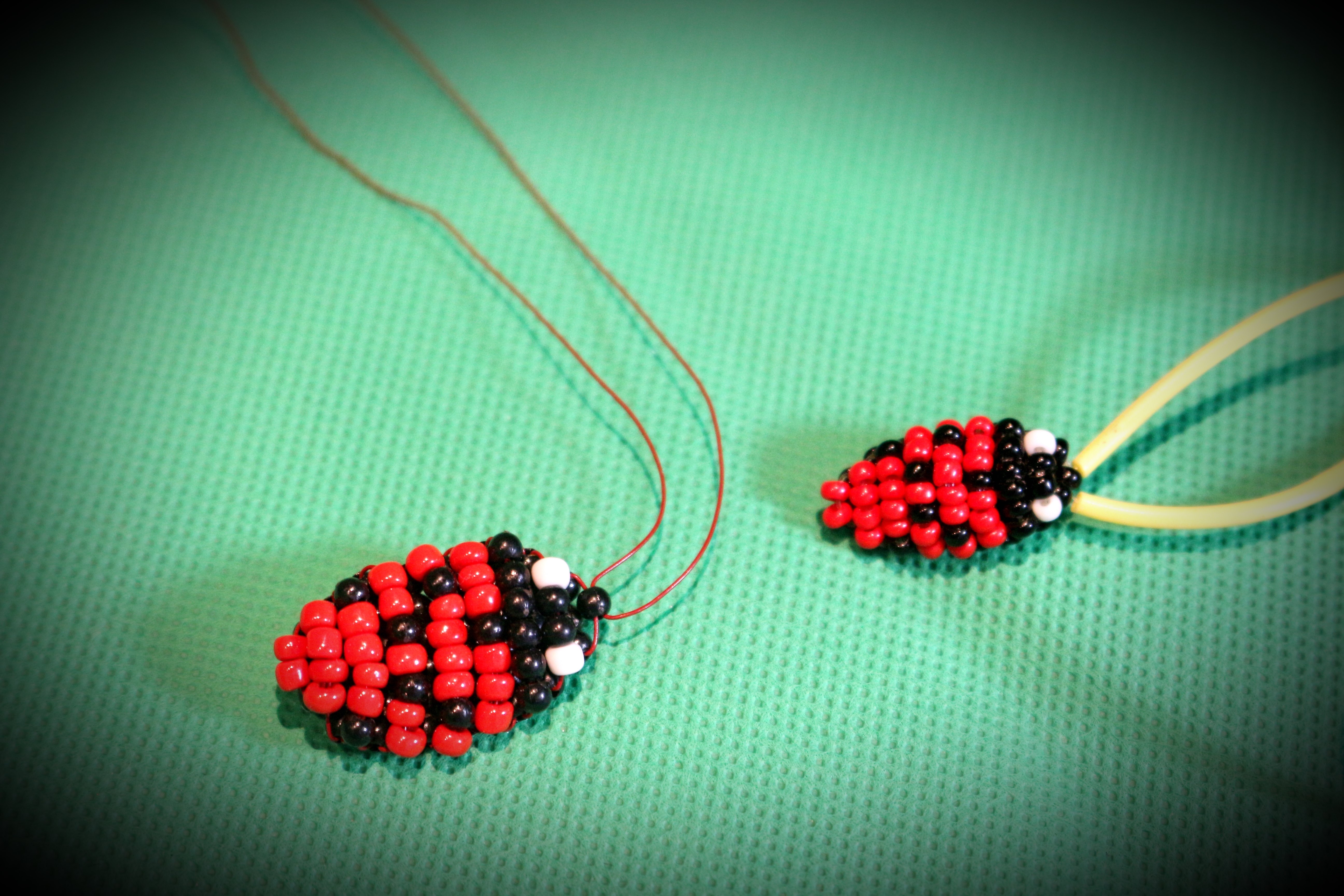 Collier ou broche coccinelle